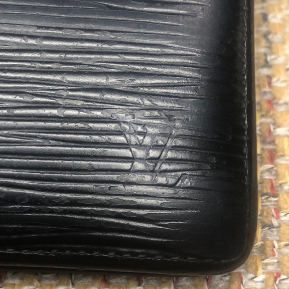 LOUIS VUITTON LV Black Epi Leather BiFold Wallet - Picture 9 of 17